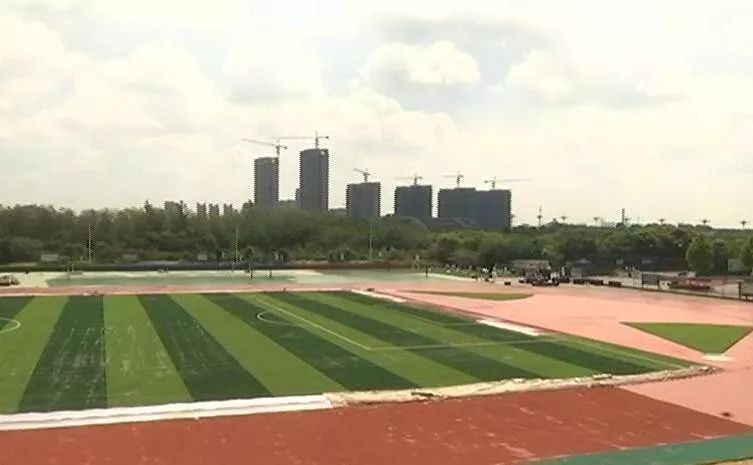 beat365官方最新版市体育中心运动场提升改造接近尾声 预计8月底竣工开放